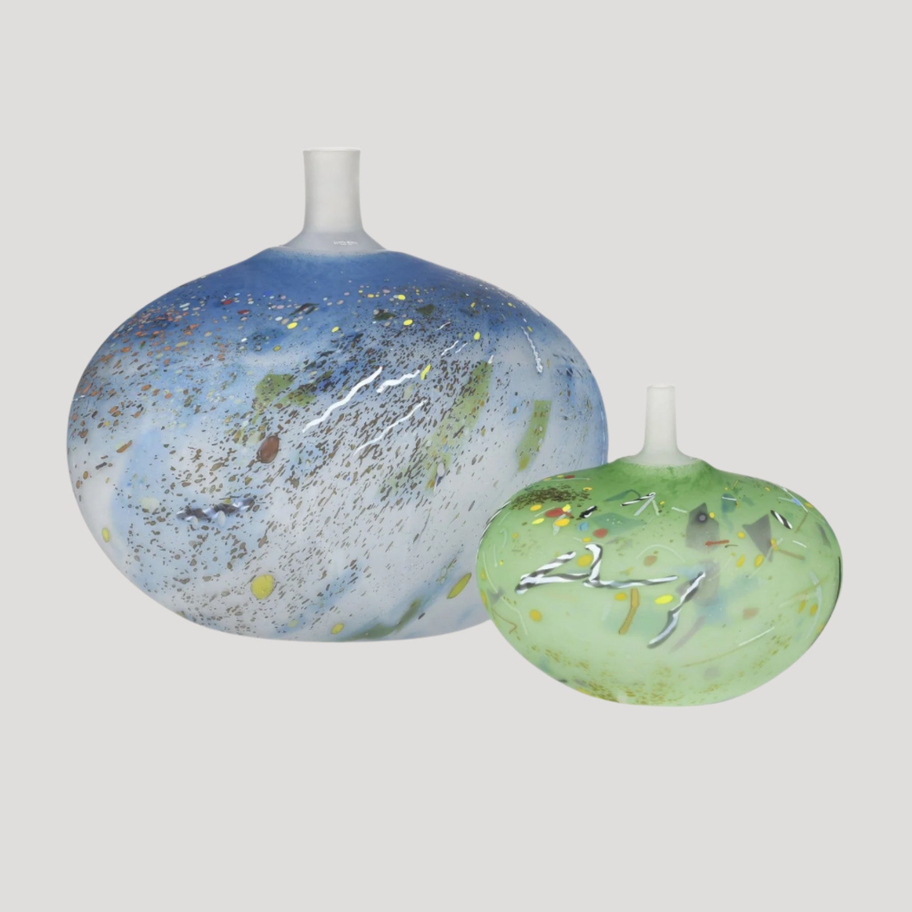 vases-panse-ovoide-signes-bertil-vallien-pour-kosta-boda-xxe-decor-mouchete-polychrome