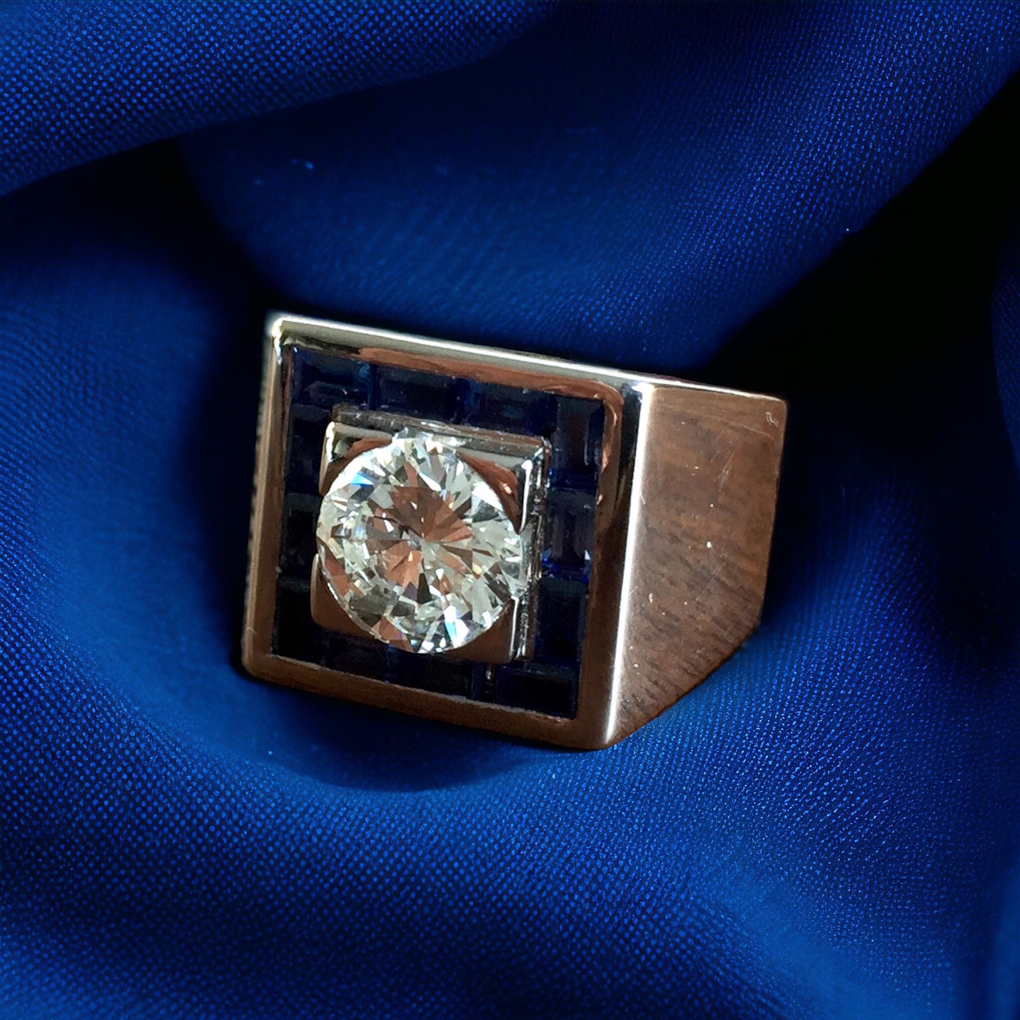 18 k White Gold Ring set with a 2ct Diamond surrounded by Sapphires