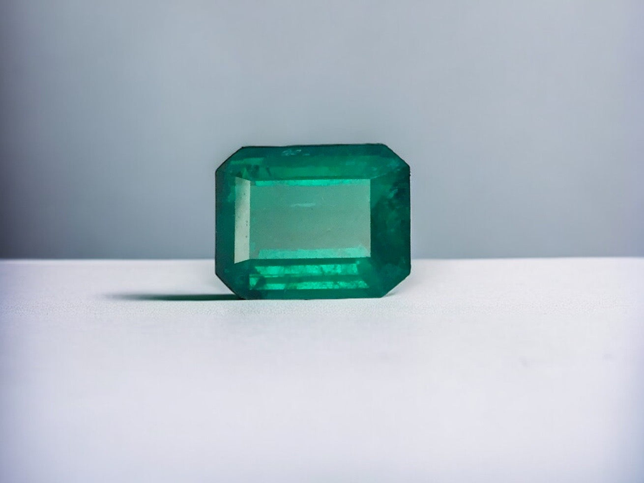 Emerald gemstone of 7.34 ct. with Certificate