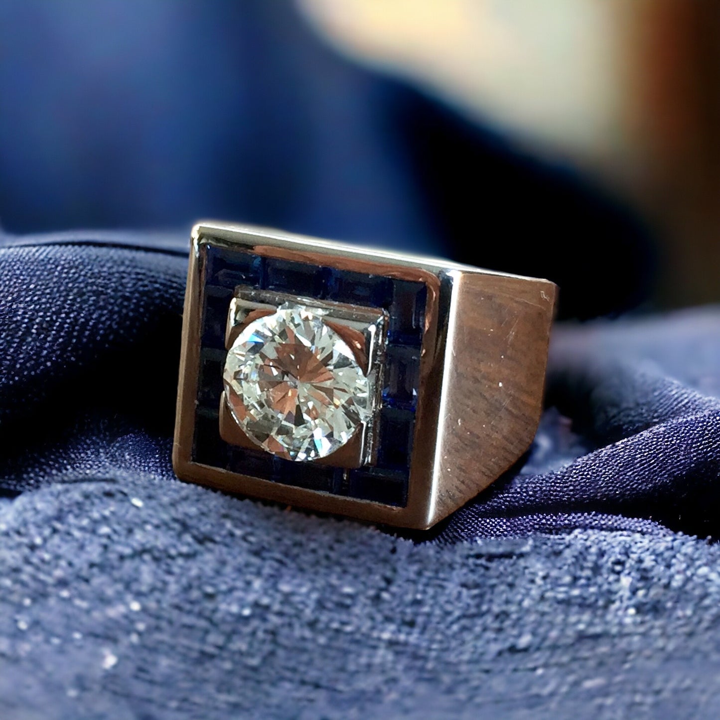 18 k White Gold Ring set with a 2ct Diamond surrounded by Sapphires