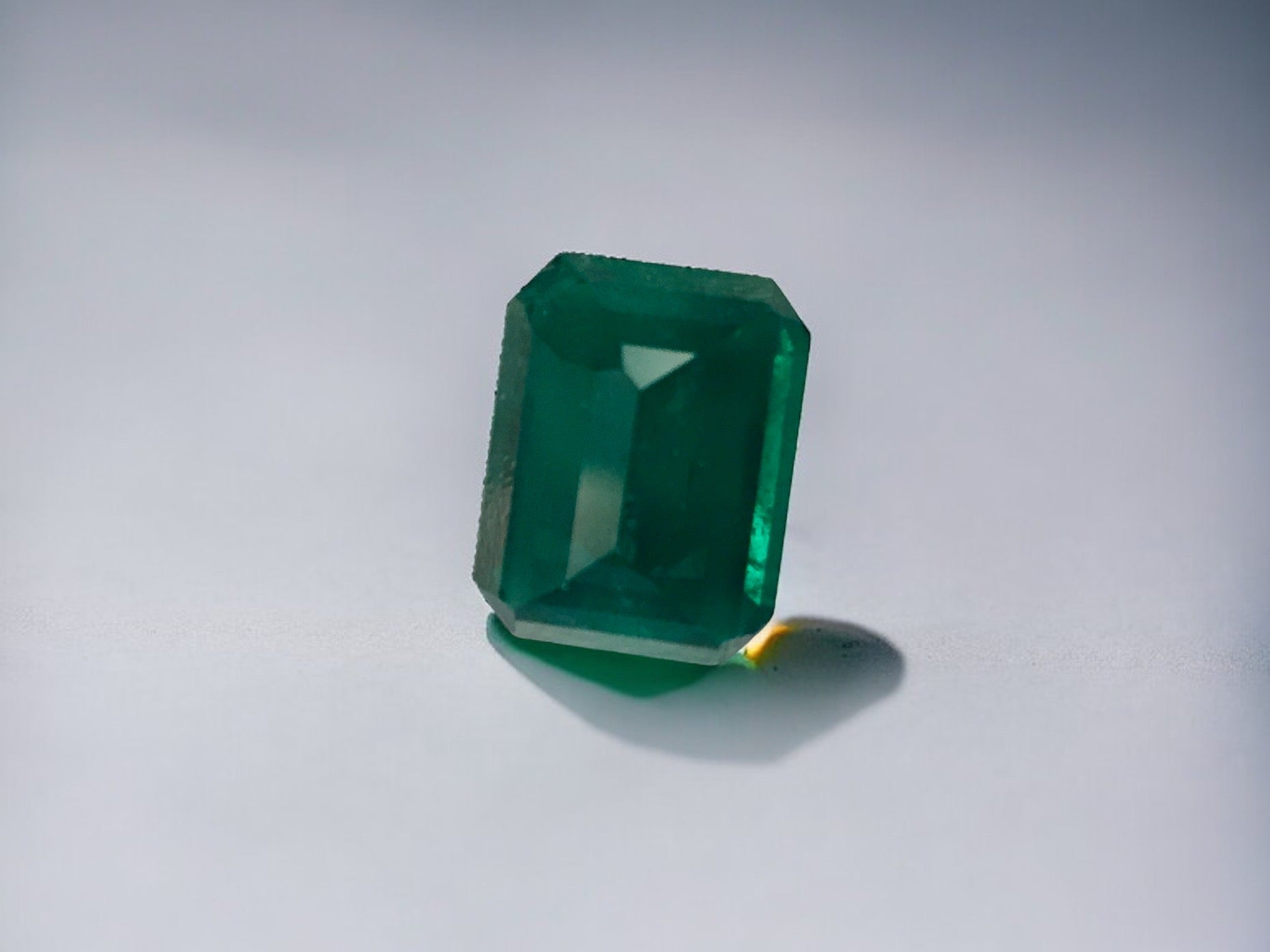 Emerald Emeraude gemstone of 7.34 ct. with Certificate