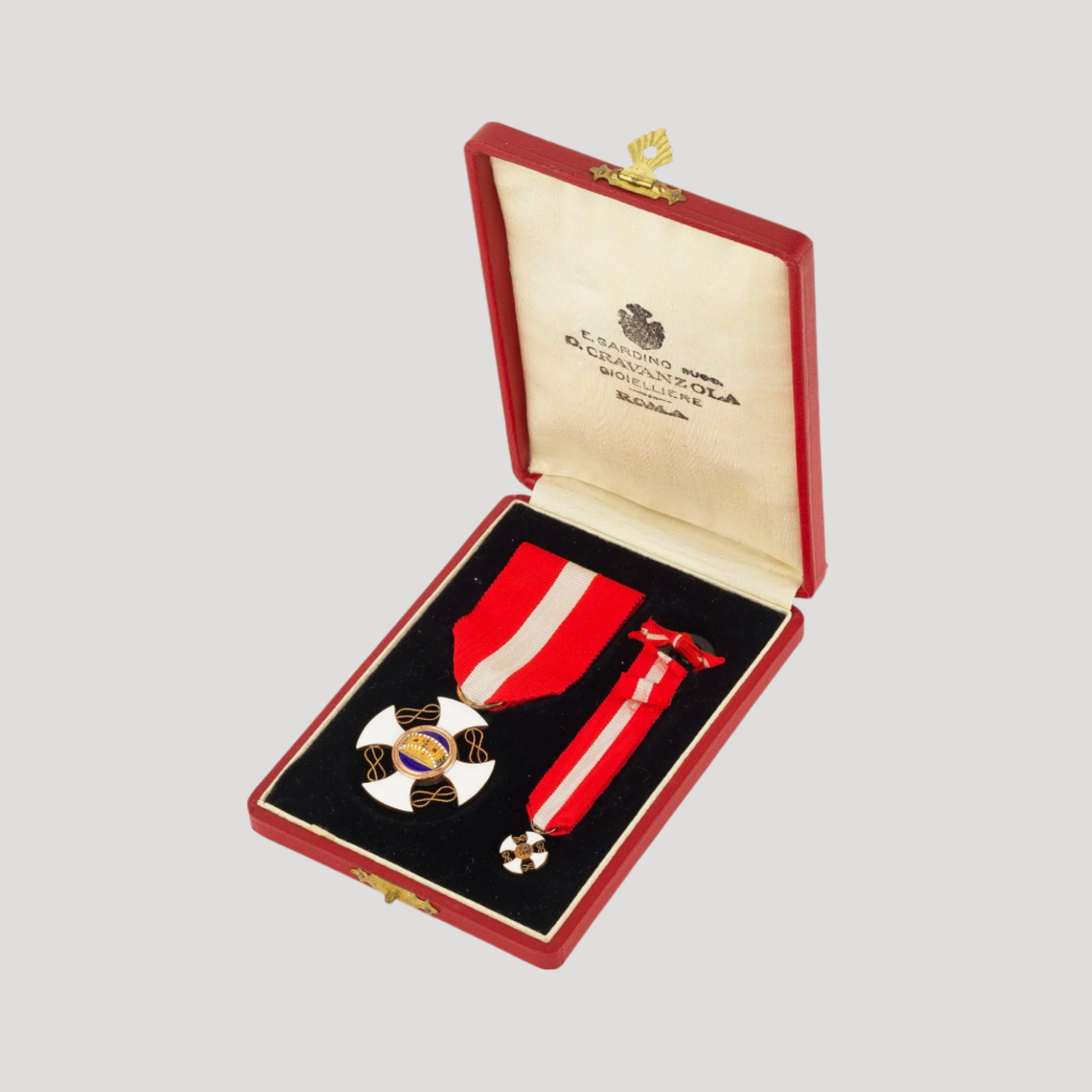 Historical Medal of the Order of the Crown of Italy, Kingdom in Gold, in its original box featuring the Royal House of Savoy sign
