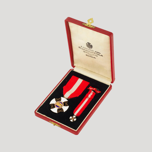 Historical Medal of the Order of the Crown of Italy, Kingdom in Gold, in its original box featuring the Royal House of Savoy sign
