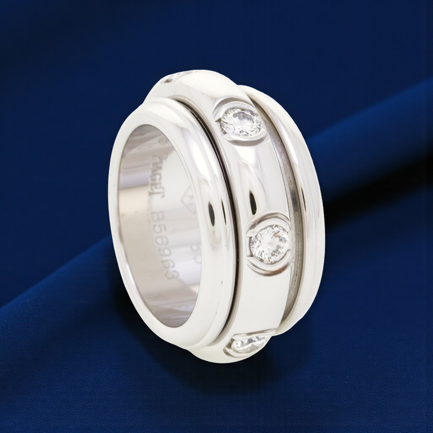 Piaget.Possession 18k White Gold Ring- Alliance set with diamonds