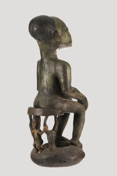 haute-statuette-masculine-bembe-personnage-assis-les-mains-sur-les-genoux-sur-tabouret-rdc