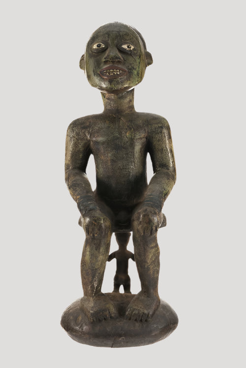 haute-statuette-masculine-bembe-personnage-assis-les-mains-sur-les-genoux-sur-tabouret-rdc