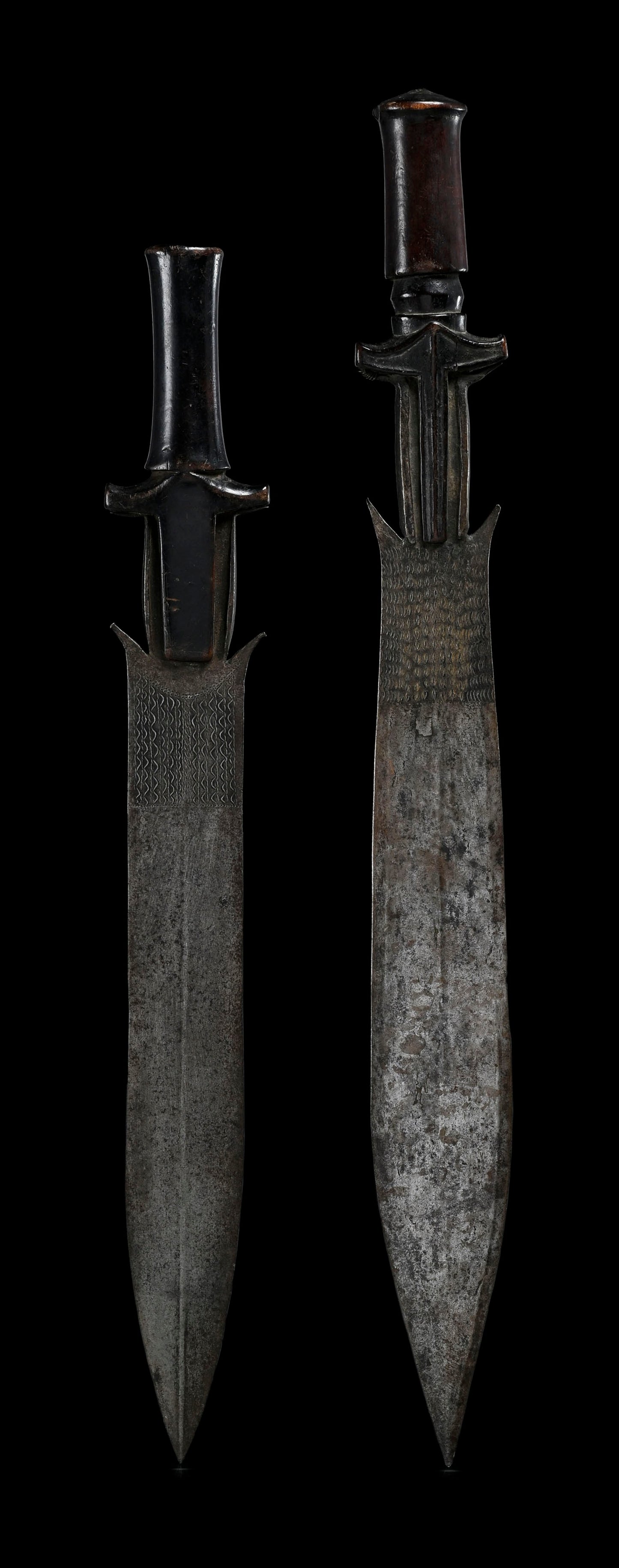 2 short Ntsakh or fa Fang swords, with wooden handles / decorative pattern