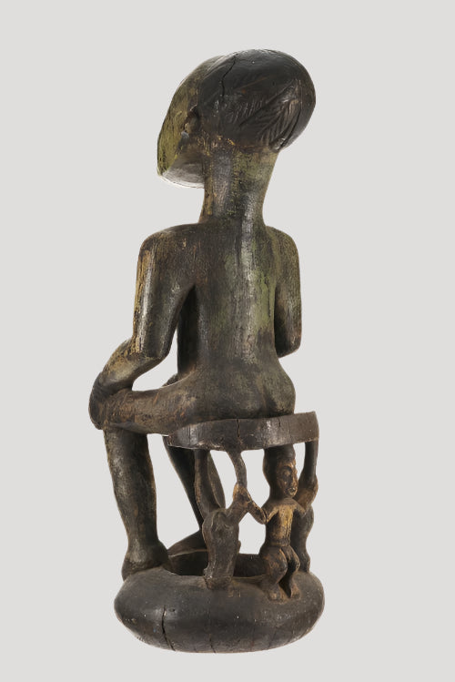 haute-statuette-masculine-bembe-personnage-assis-les-mains-sur-les-genoux-sur-tabouret-rdc