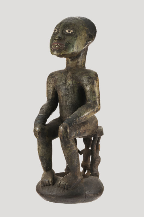 haute-statuette-masculine-bembe-personnage-assis-les-mains-sur-les-genoux-sur-tabouret-rdc