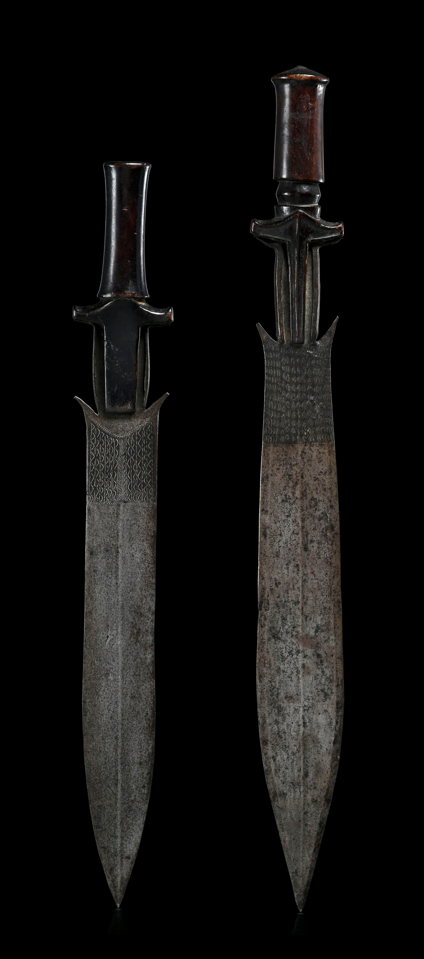 2 short Ntsakh or fa Fang swords, with wooden handles / decorative pattern