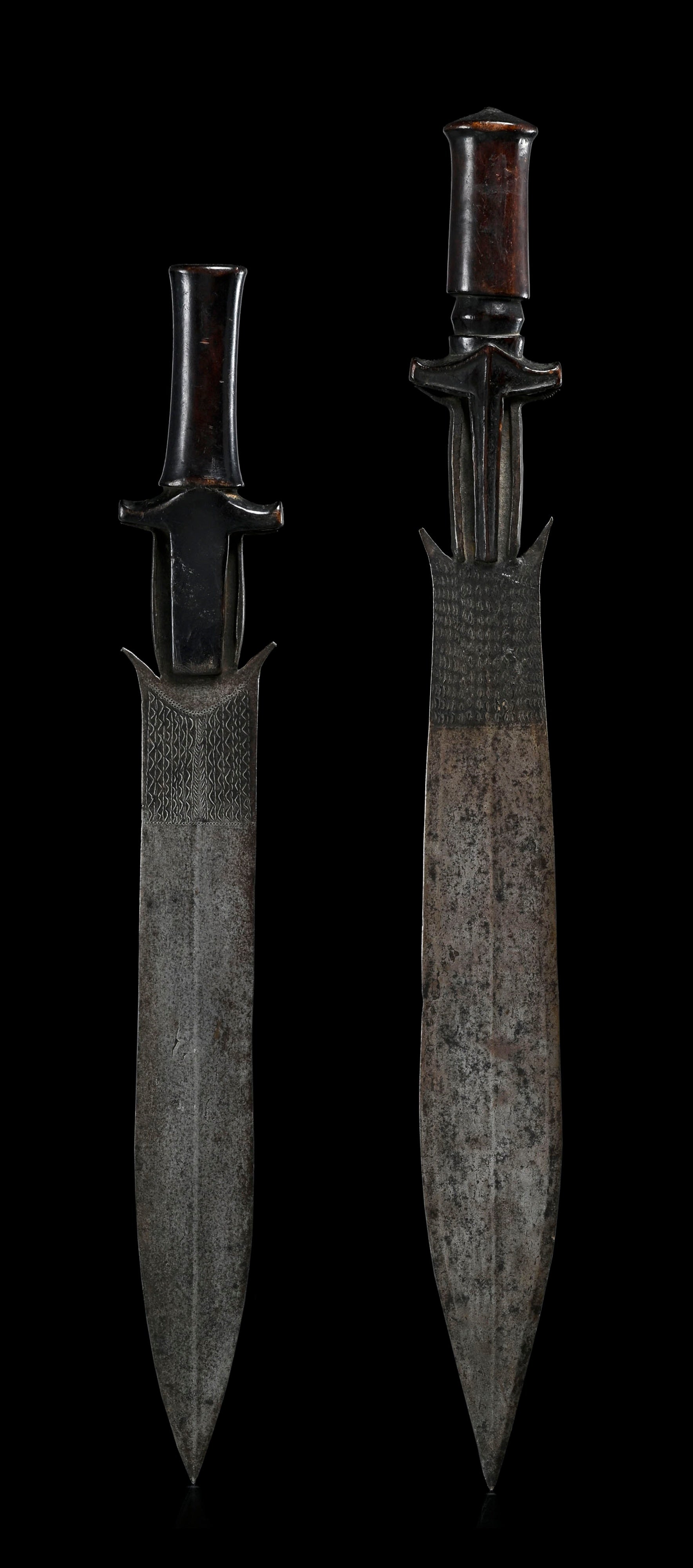 2 short Ntsakh or fa Fang swords, with wooden handles / decorative pattern