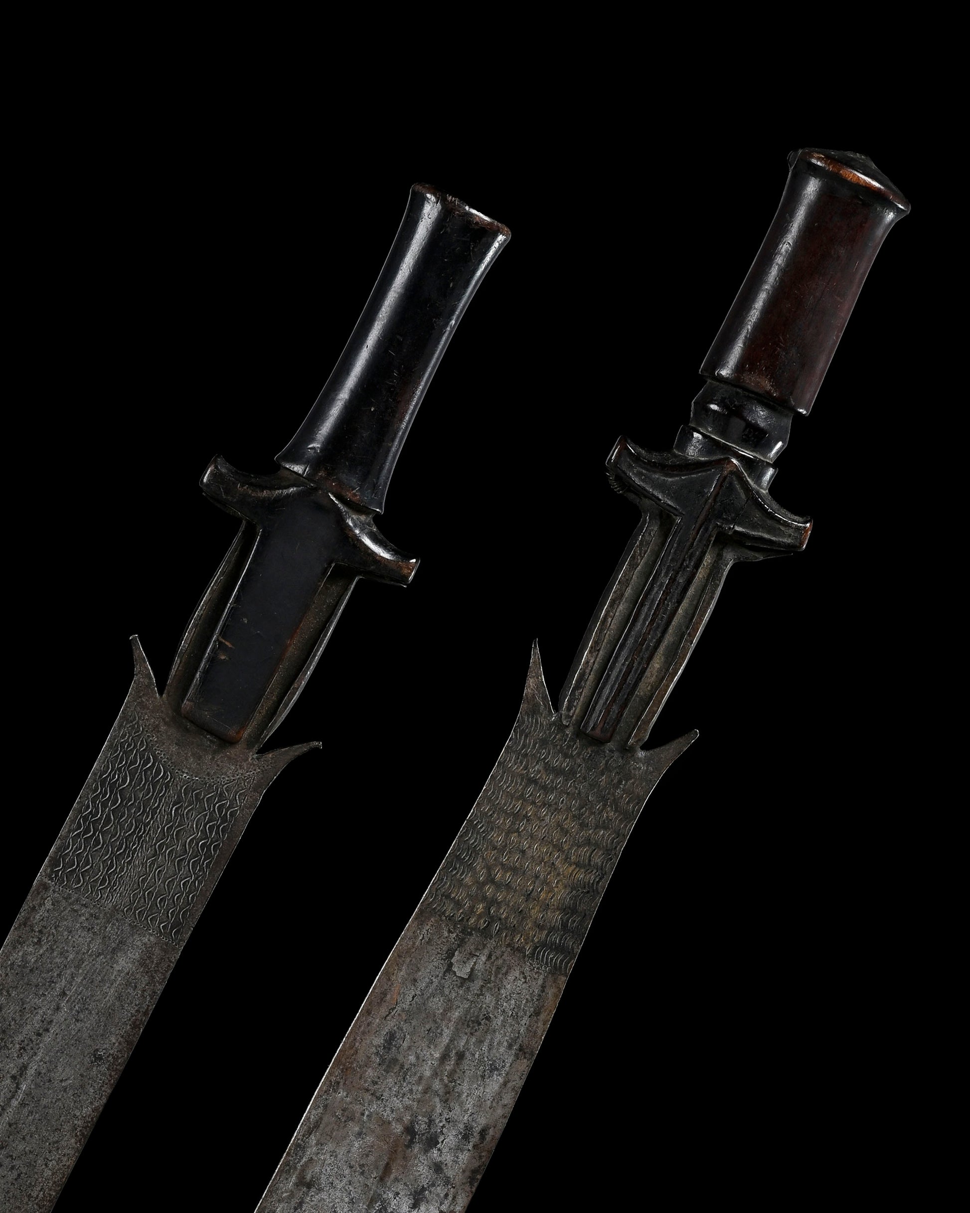 2 short Ntsakh or fa Fang swords, with wooden handles / decorative pattern