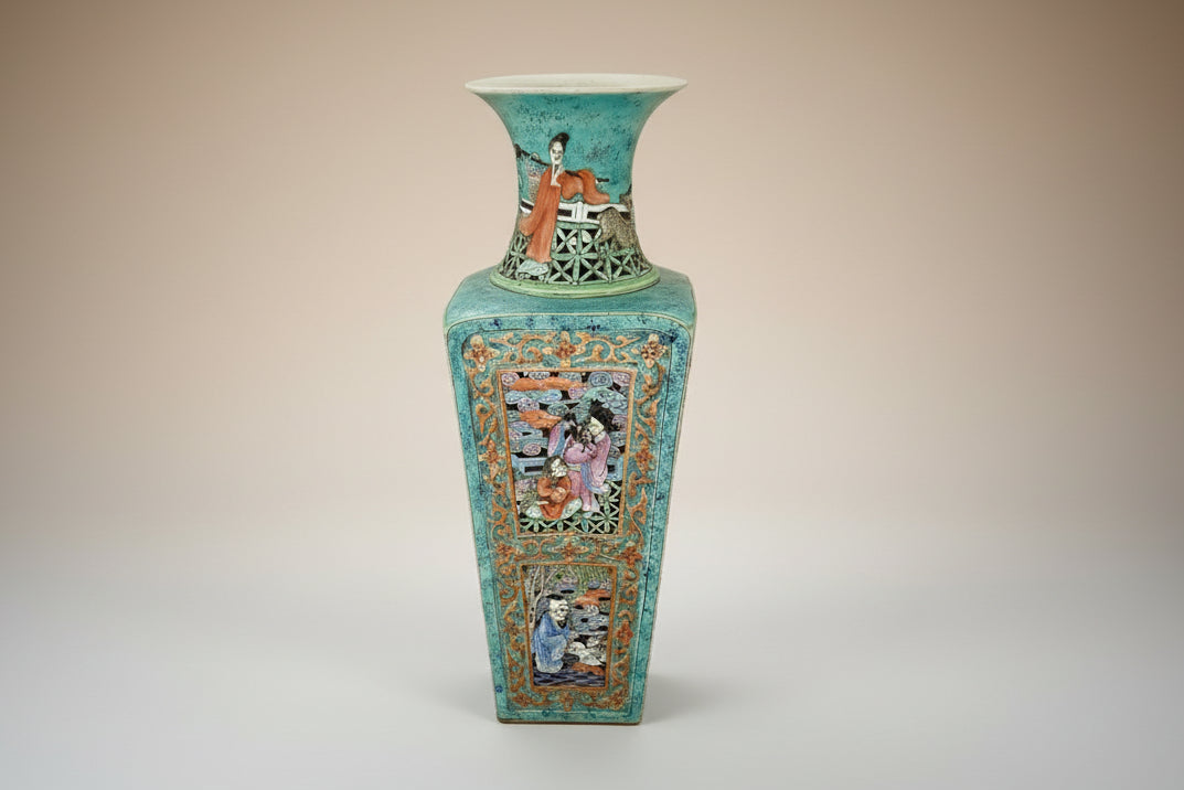 Ancient Vase China Qing Dynasty(1644-1912), unique polychrome enamelled porcelain
