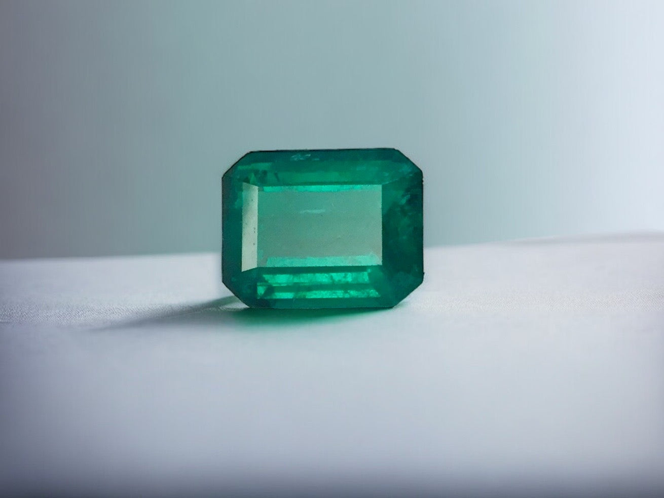 Emerald gemstone of 7.34 ct. with Certificate