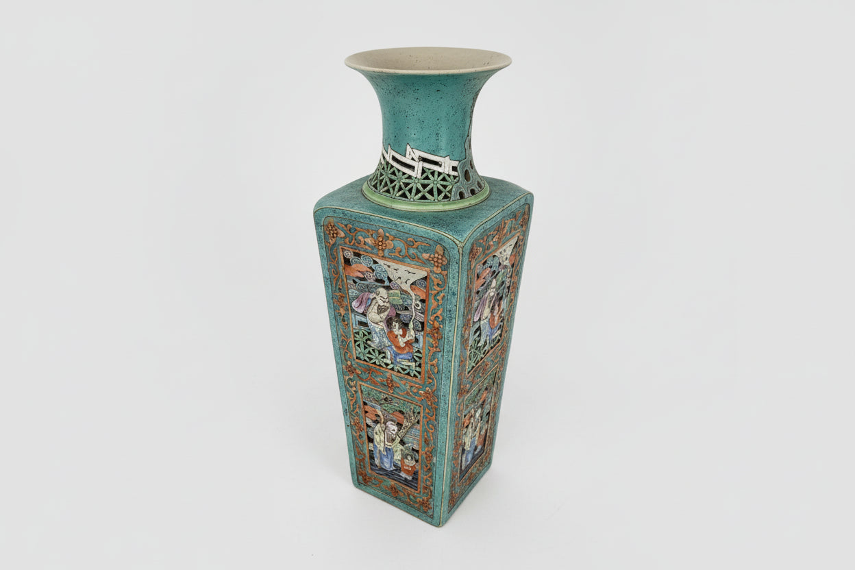 Ancient Vase China Qing Dynasty(1644-1912), unique polychrome enamelled porcelain