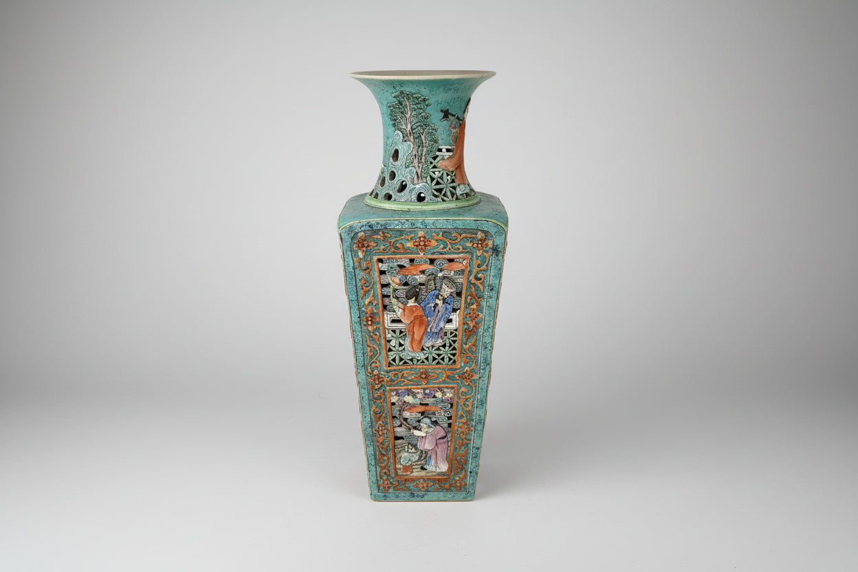 Ancient Vase China Qing Dynasty(1644-1912), unique polychrome enamelled porcelain
