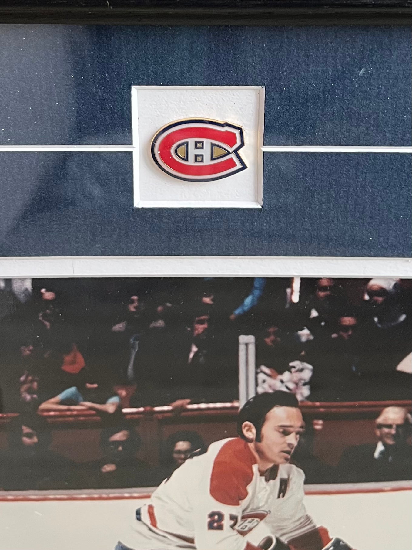 Frank MAHOVLICH. Montreal Canadiens. Hockey Hall of Fame 1981. Autographed photograph ,Certificate of authenticity and hologram