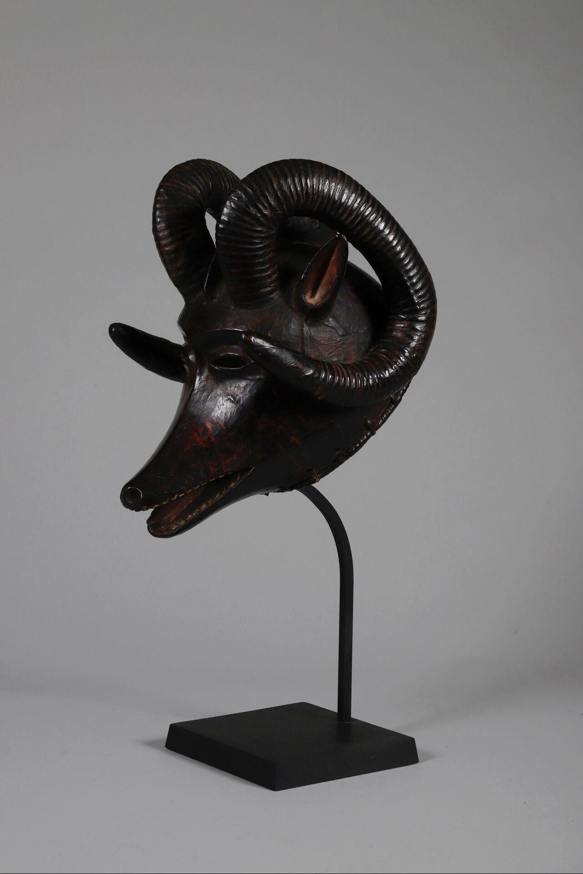 Ram-wolf Africain mask on stand, Ekoi style, mid 20th