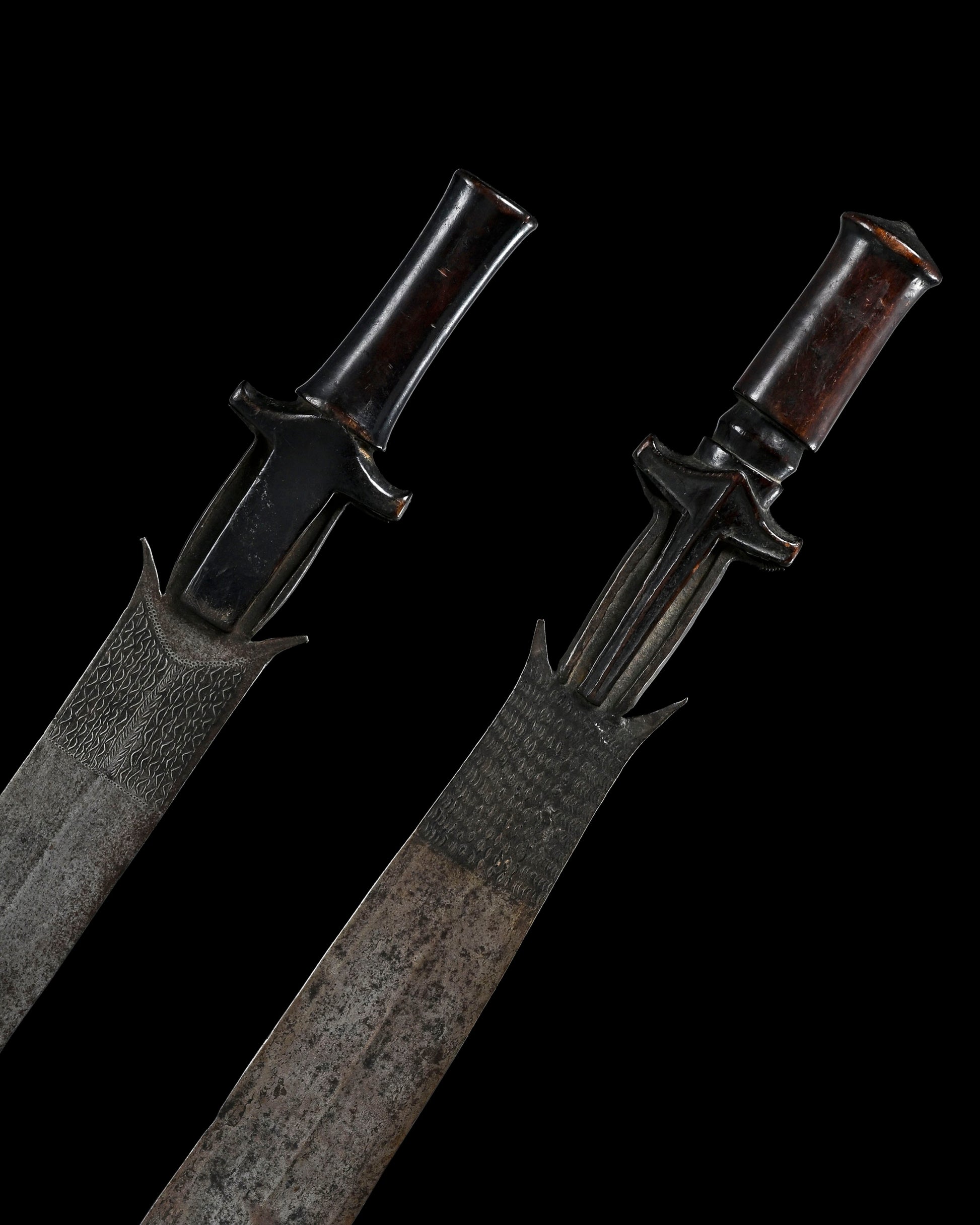 2 short Ntsakh or fa Fang swords, with wooden handles / decorative pattern