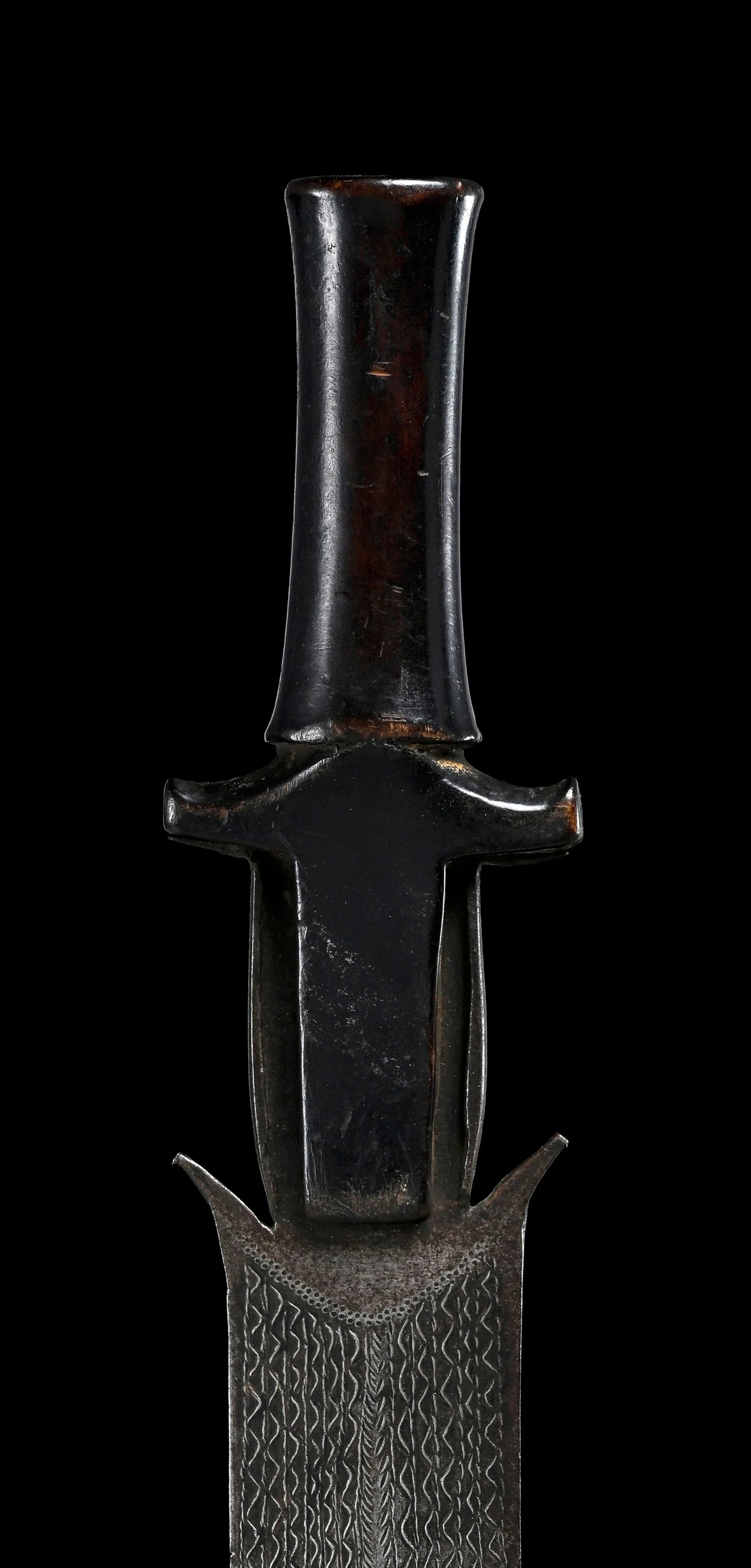 2 short Ntsakh or fa Fang swords, with wooden handles / decorative pattern