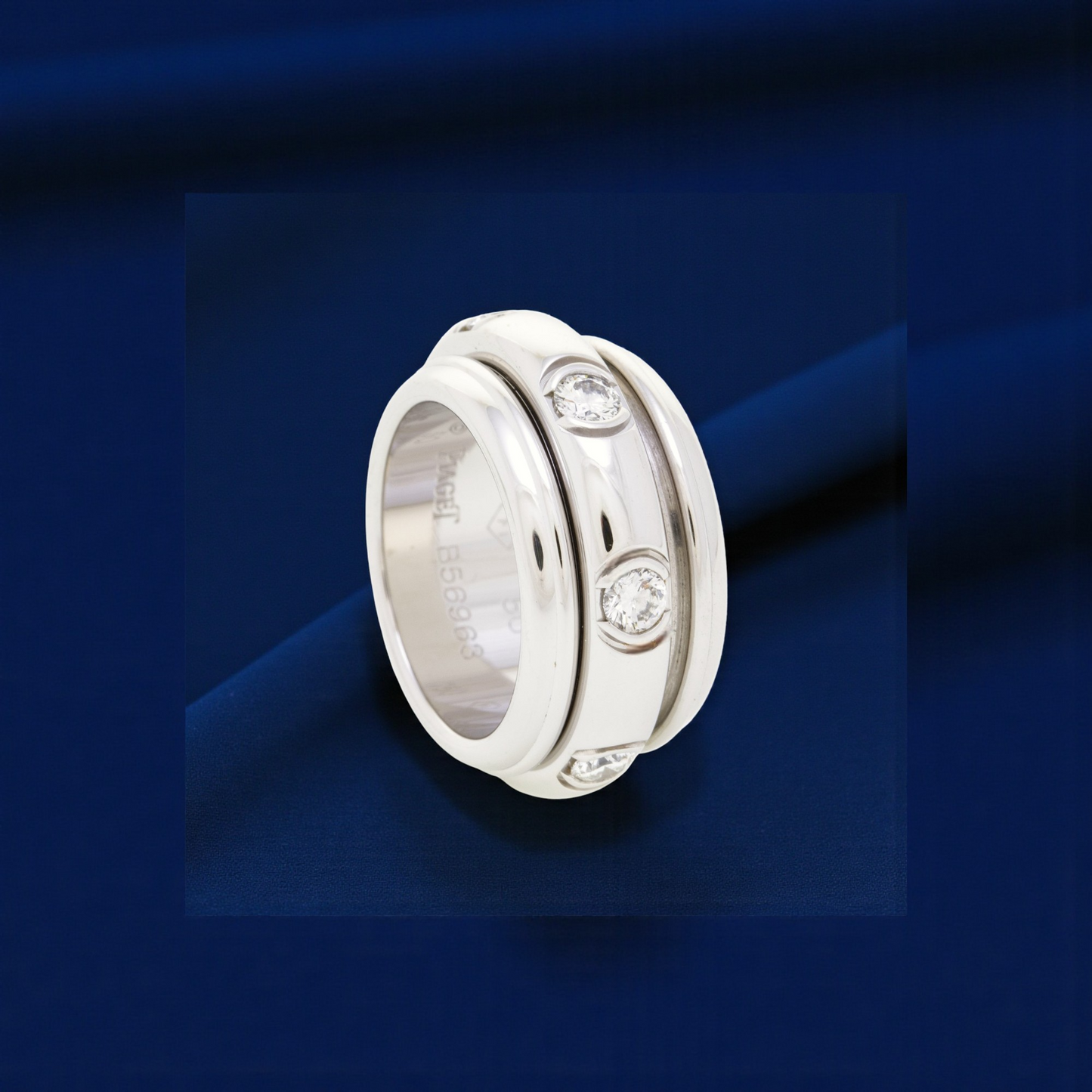 Piaget.Possession 18k White Gold Ring- Alliance set with diamonds